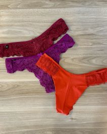 TANGA FIO FRENTE DE RENDA FORRADA E COSTA EMBUTIDA TACTEL